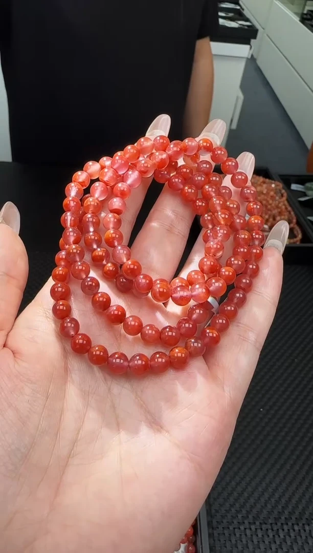 未镶嵌手链南红玛瑙一条，约6mm，多样性发一件