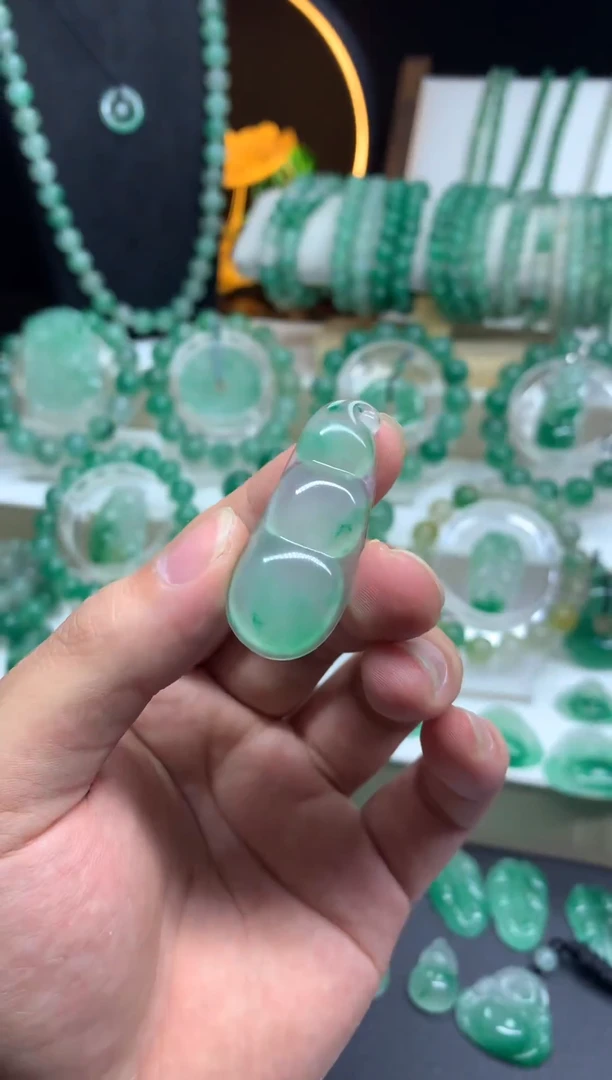 吊坠(不含链)未镶嵌石英质玉（非洲翠）福豆