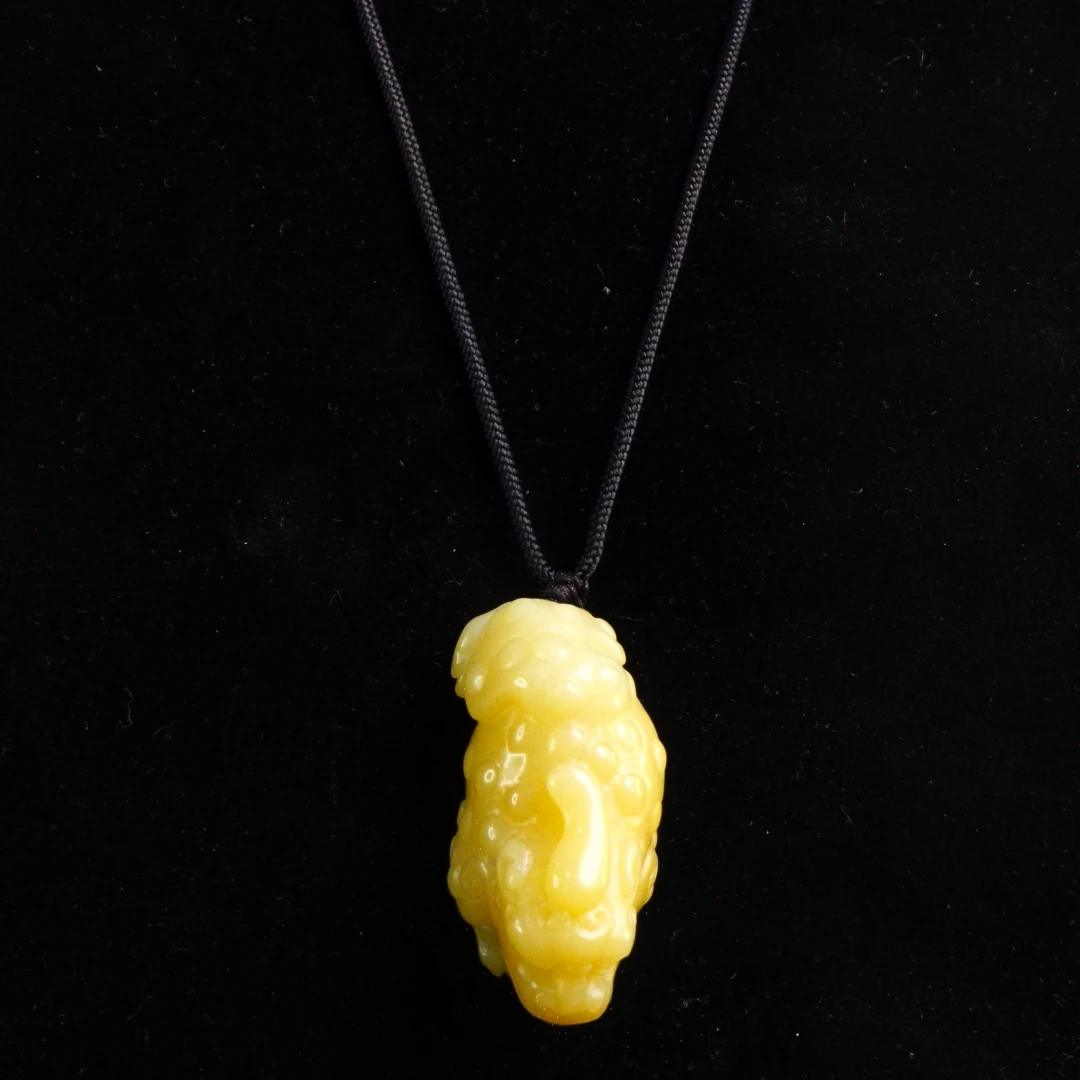 27寿山石黄芙蓉三足金蟾挂坠27.4克4.5x2.1x2.3，2CM