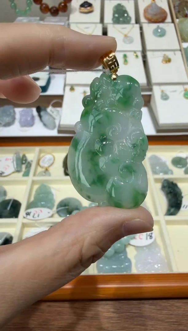 18K金镶嵌挂件翡翠A货翡翠多样性孤品