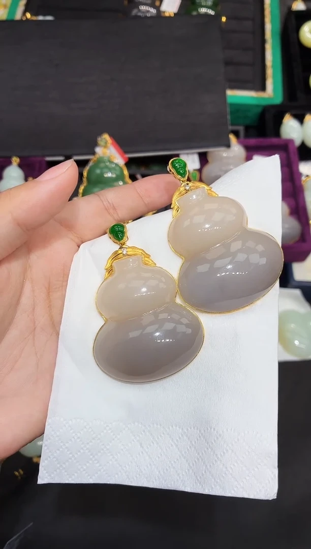 吊坠(赠链)18K金镶嵌和田玉50MM 多样性发一