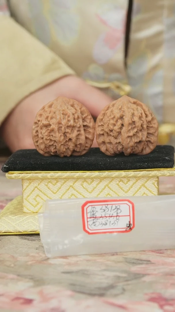 把件文玩核桃盘龙虎头有虫眼