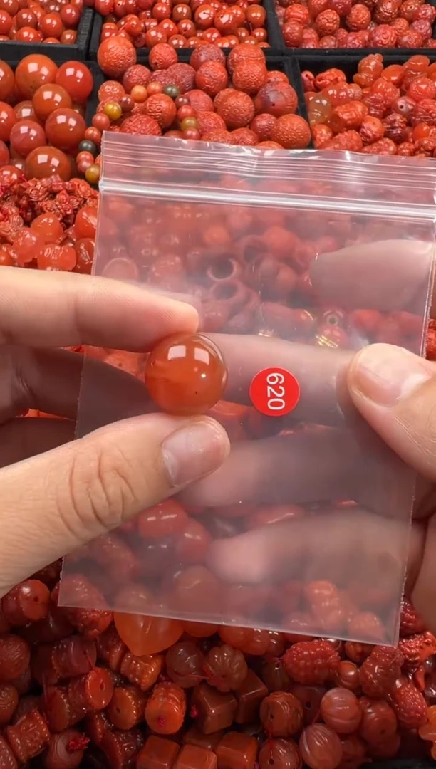 南红玛瑙未镶嵌颈饰1