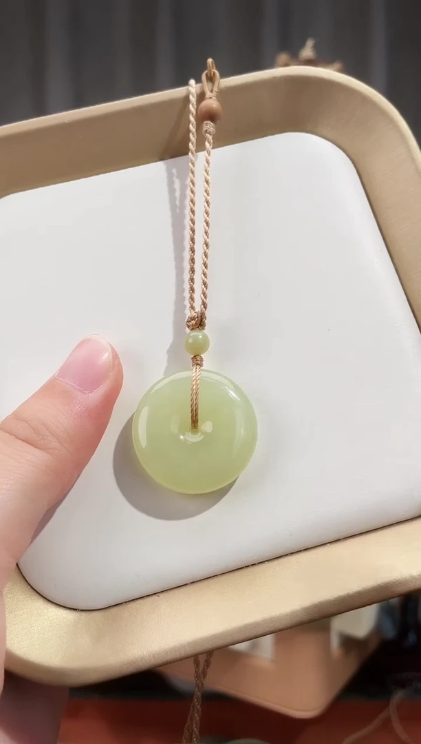 颈饰未镶嵌和田玉若羌黄口平安扣27*7.7毫米（细绺）