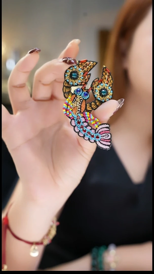 铜合金无法绣虾胸针