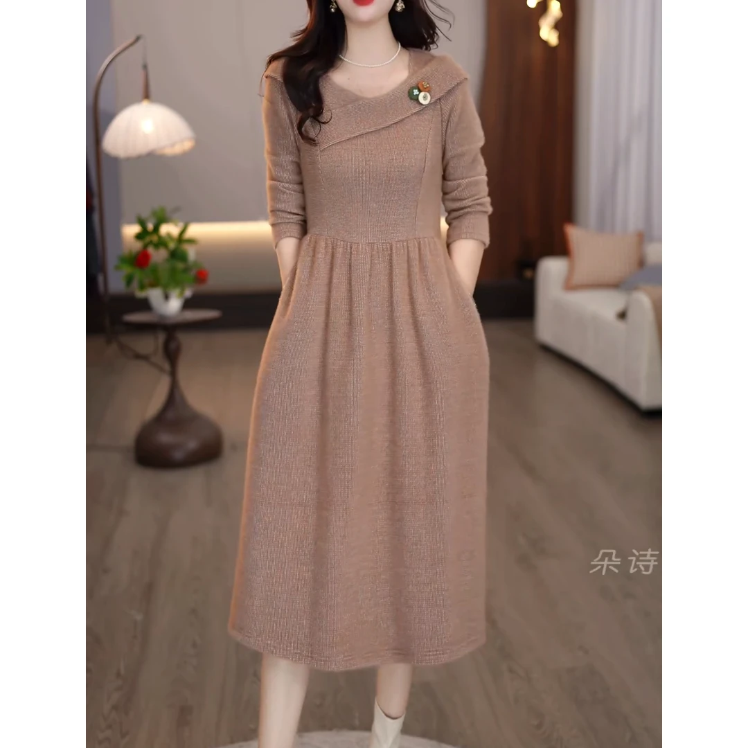 朵诗尼女装2025秋款奶茶色斜交领彩饰优雅时尚洋气轻奢显瘦连衣裙