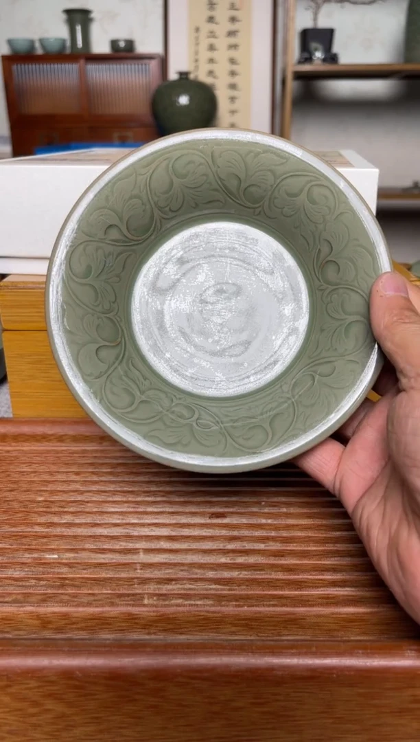 陶瓷495李欣伟 纯手工秘色缠枝牡丹纹壶承 微瑕