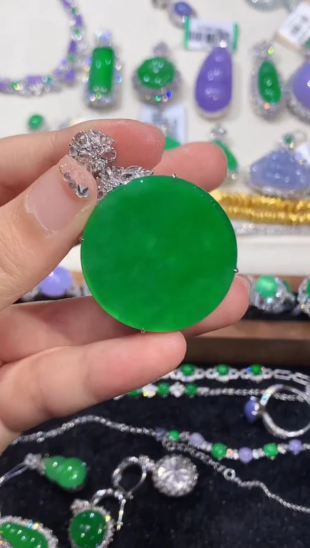 吊坠(不含链)18K金镶嵌翡翠多样性发其一