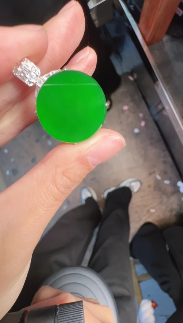 未镶嵌定制翡翠A货有轻微色差属于正常现象，无事牌1