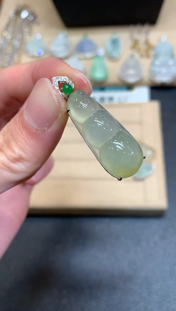 【闪购商品】翡翠颈饰18K金镶嵌福豆【无服务费】