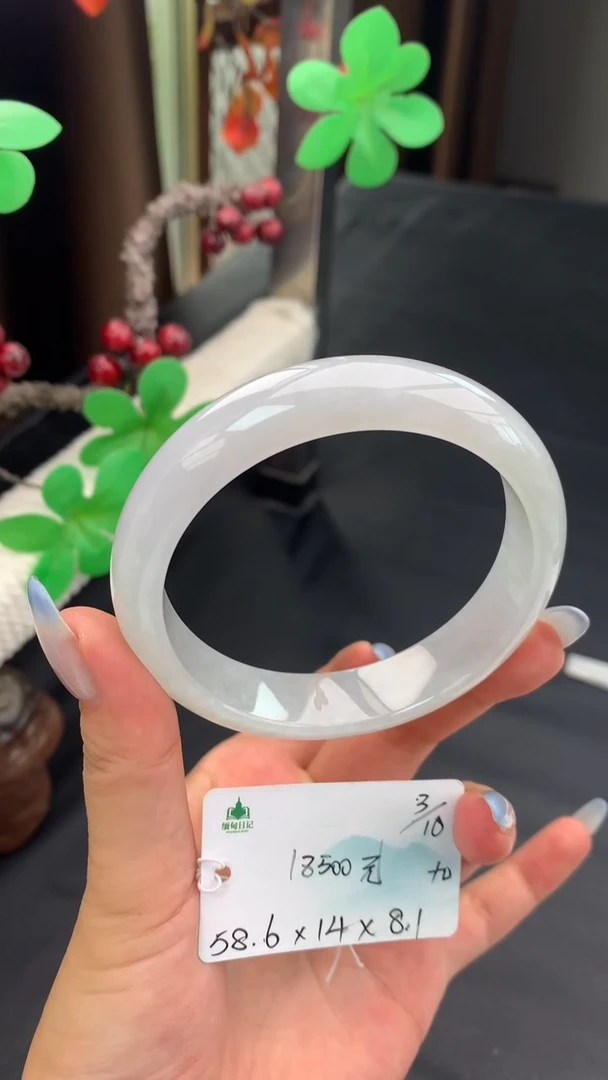 未镶嵌手镯翡翠自带#送人#，联系客服核对地址~