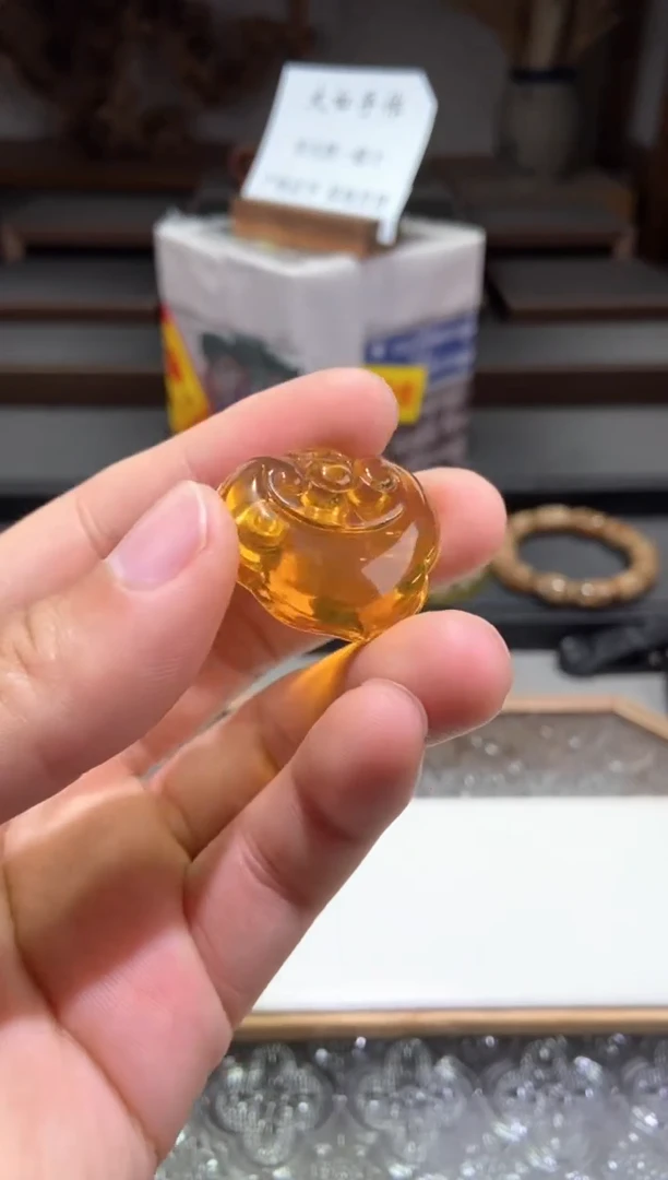 琥珀颈饰未镶嵌如意锁