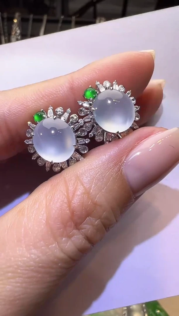 18K金镶嵌翡翠耳饰蛋面