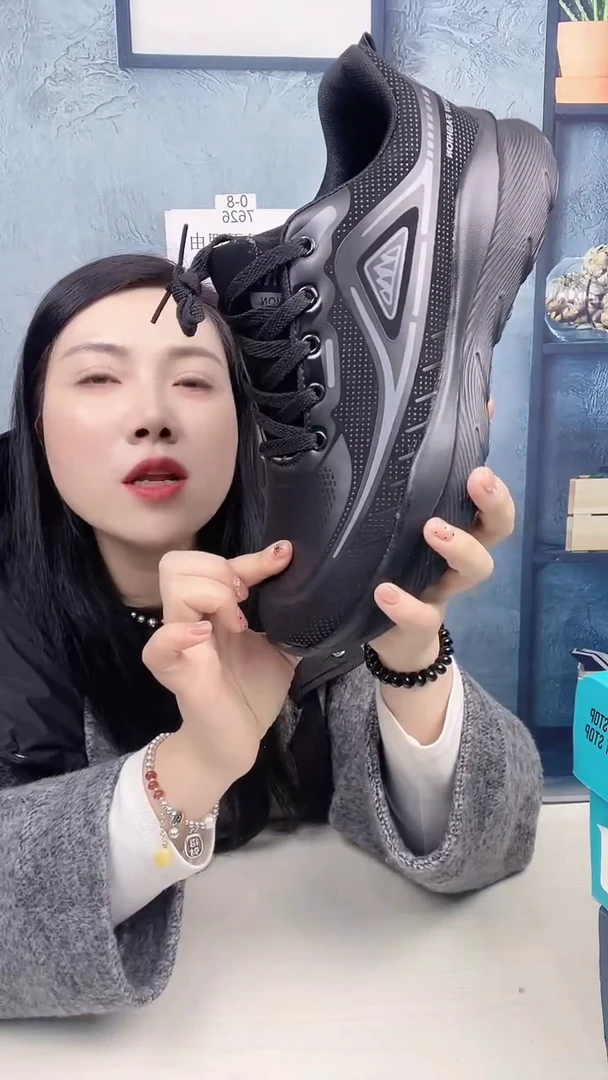 42码 黑灰皮面运动鞋  捡漏