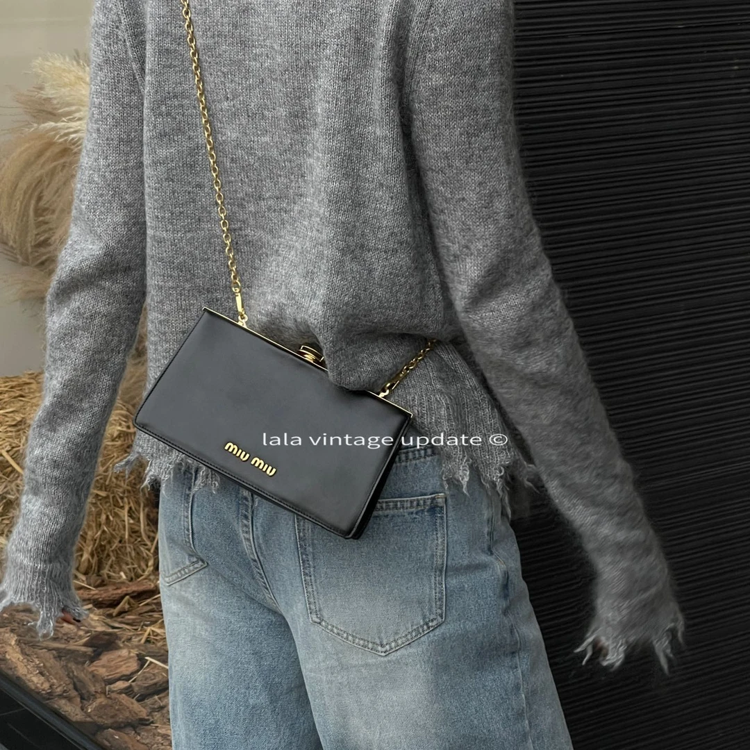 95新 MIU MIU/缪缪 首播好价 黑金宝石扣晚宴斜挎包｜0963