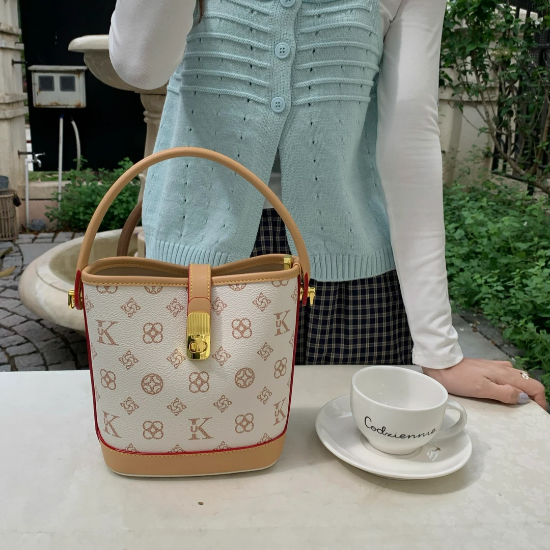 优库迪斯2025春季上新米白拼色水桶包时尚轻奢手提单肩手提女包