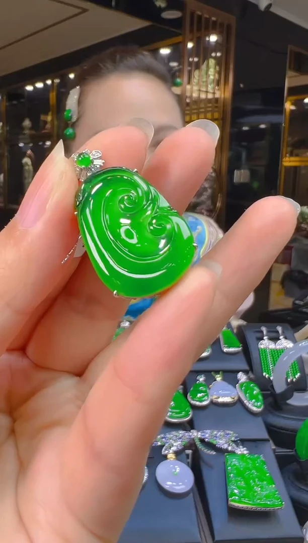 翡翠18K金镶嵌吊坠(赠链)077