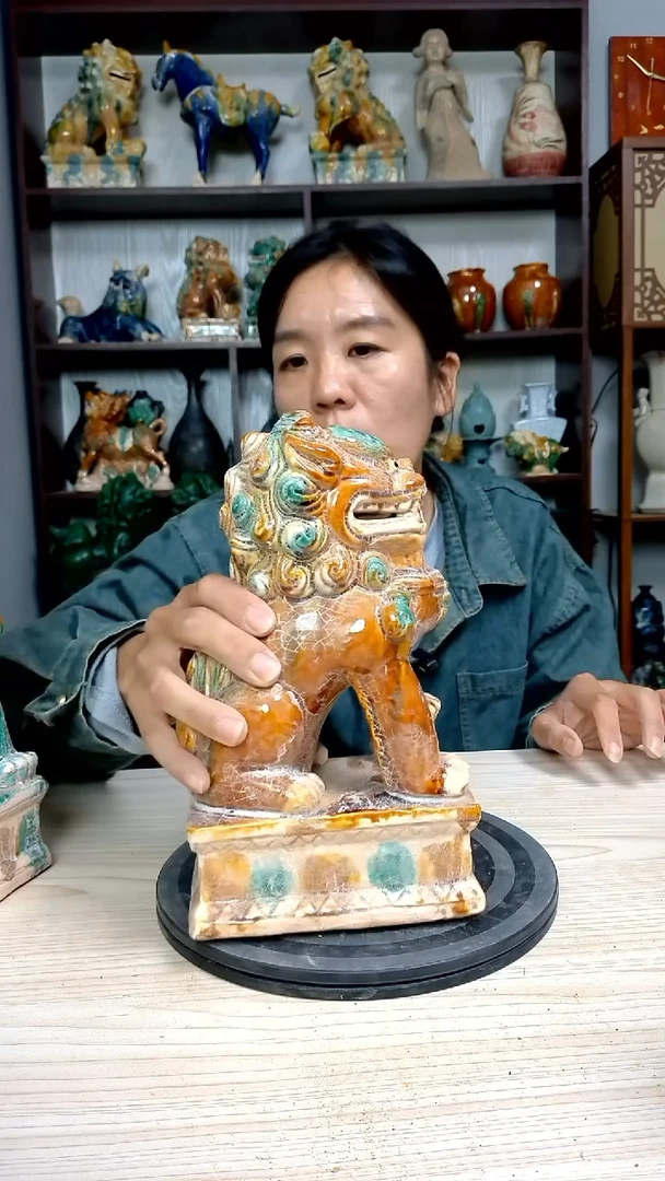经典一对狮子精美复古风格瓷器