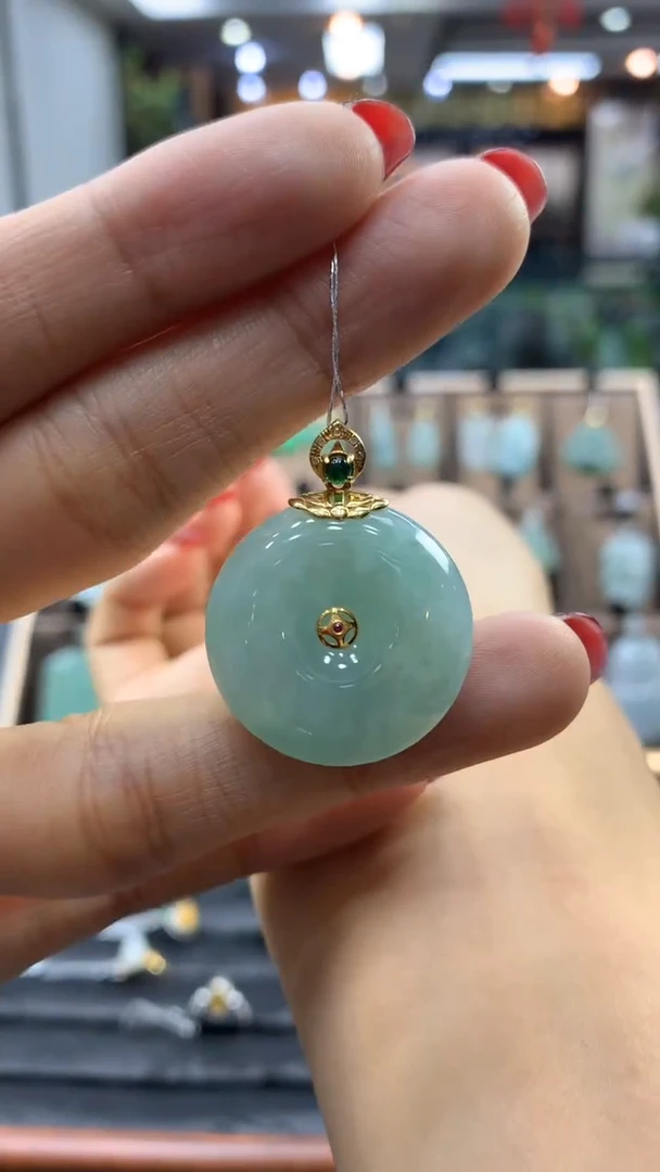 颈饰18K金镶嵌翡翠M****肥平安扣