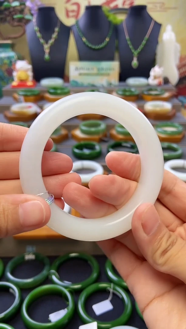 和田玉手镯未镶嵌新疆山流水羊脂玉手镯56