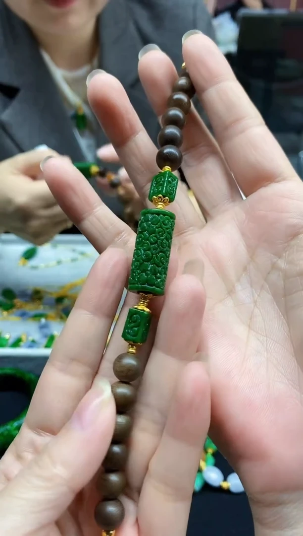 颈饰未镶嵌翡翠手串-12