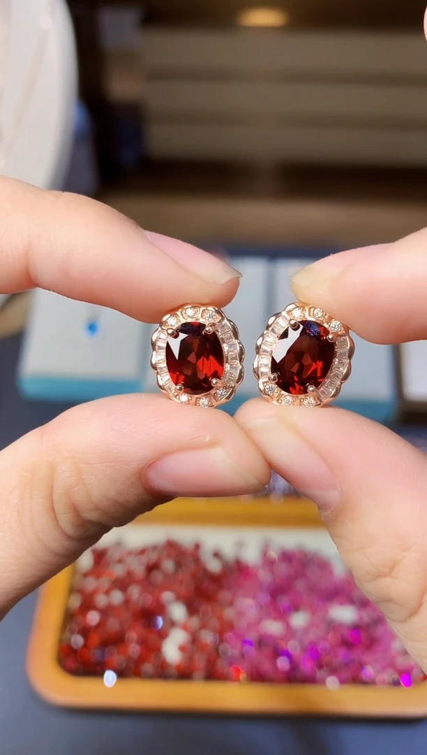 银S925镶嵌耳钉石榴石天然