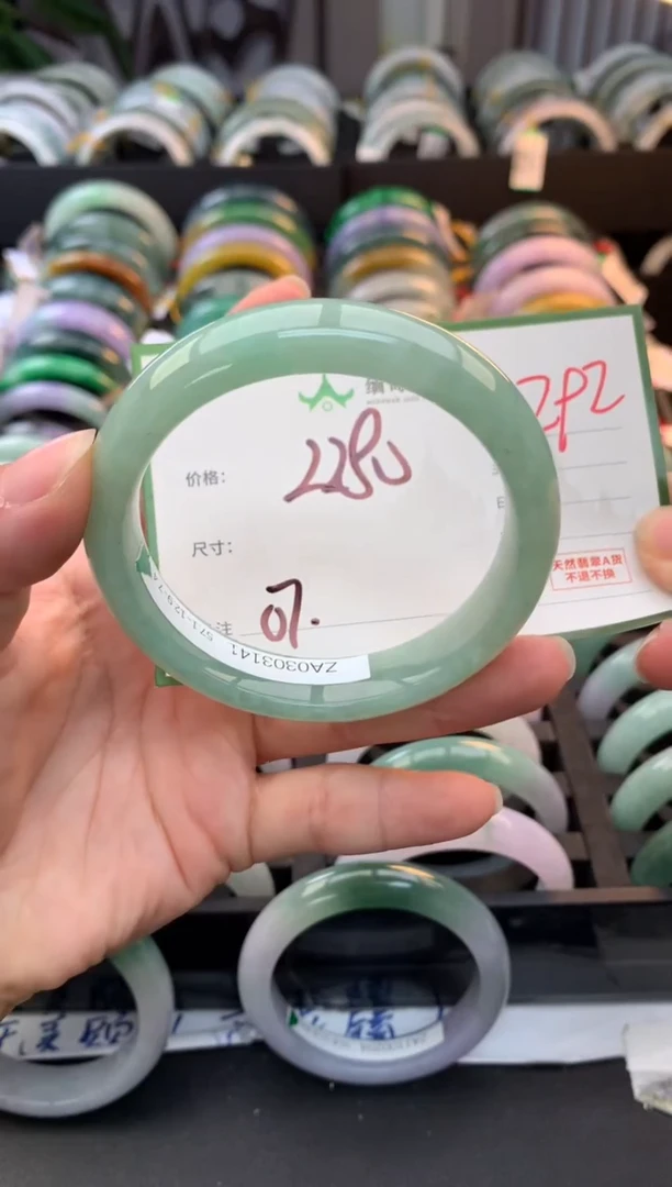 未镶嵌定制翡翠毛货需精细抛光+多人