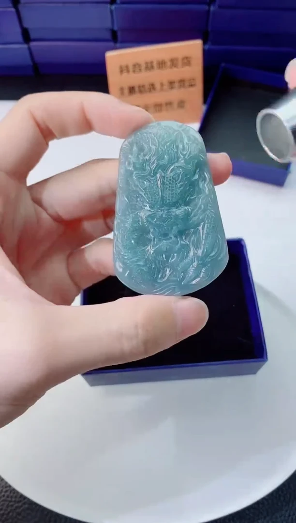 翡翠未镶嵌颈饰   `