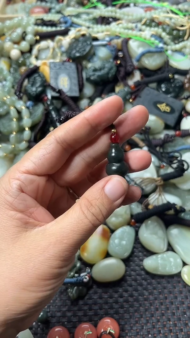 和田玉未镶嵌颈饰（多样性发一件）没有证书有瑕