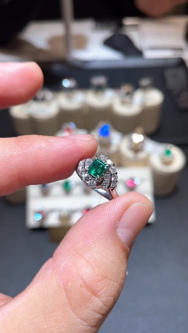 祖母绿戒指铂Pt900镶嵌0.51ct