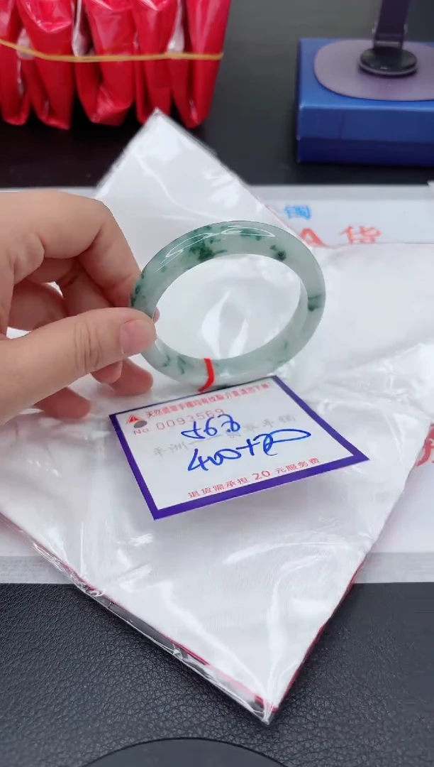 翡翠手镯未镶嵌1