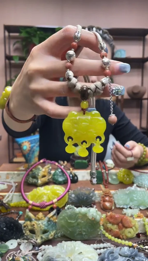 未镶嵌岫玉颈饰多样性发货发其中之一