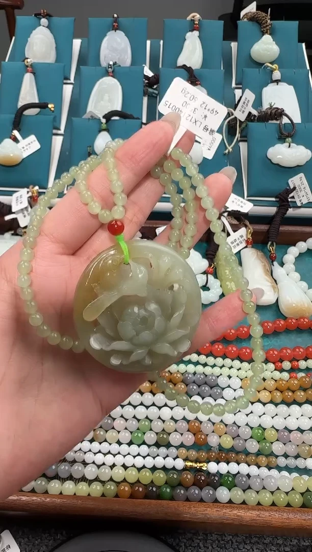 颈饰未镶嵌和田玉吊坠 LX