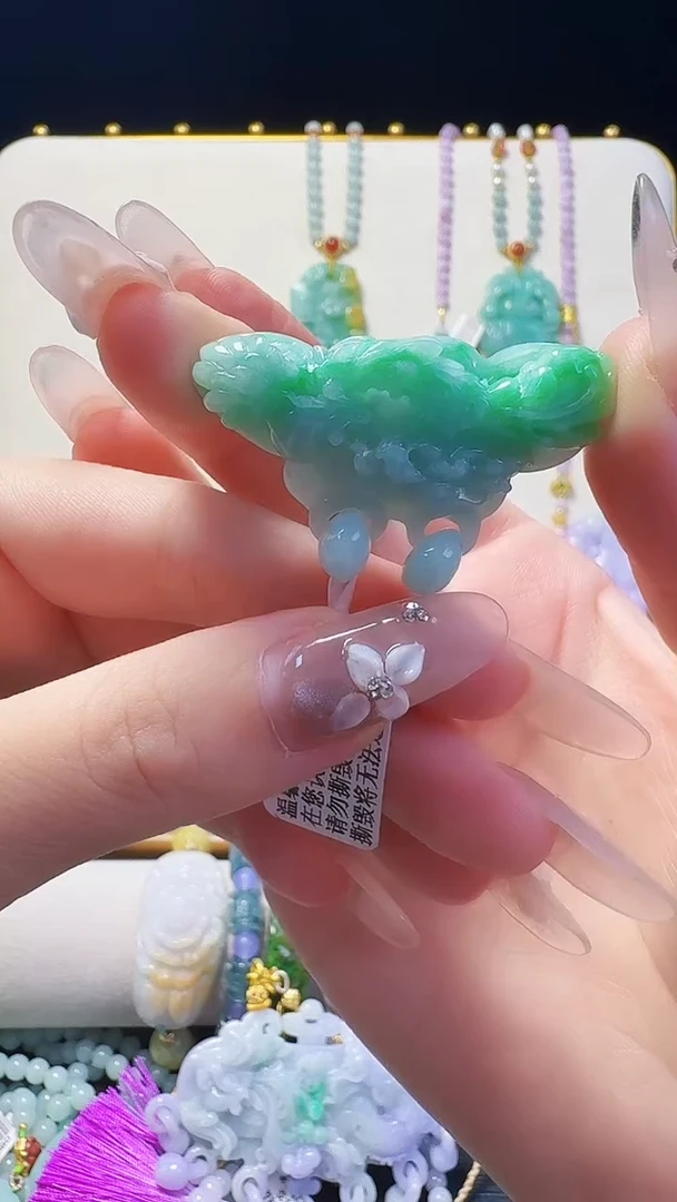 翡翠未镶嵌颈饰凤穿牡丹
