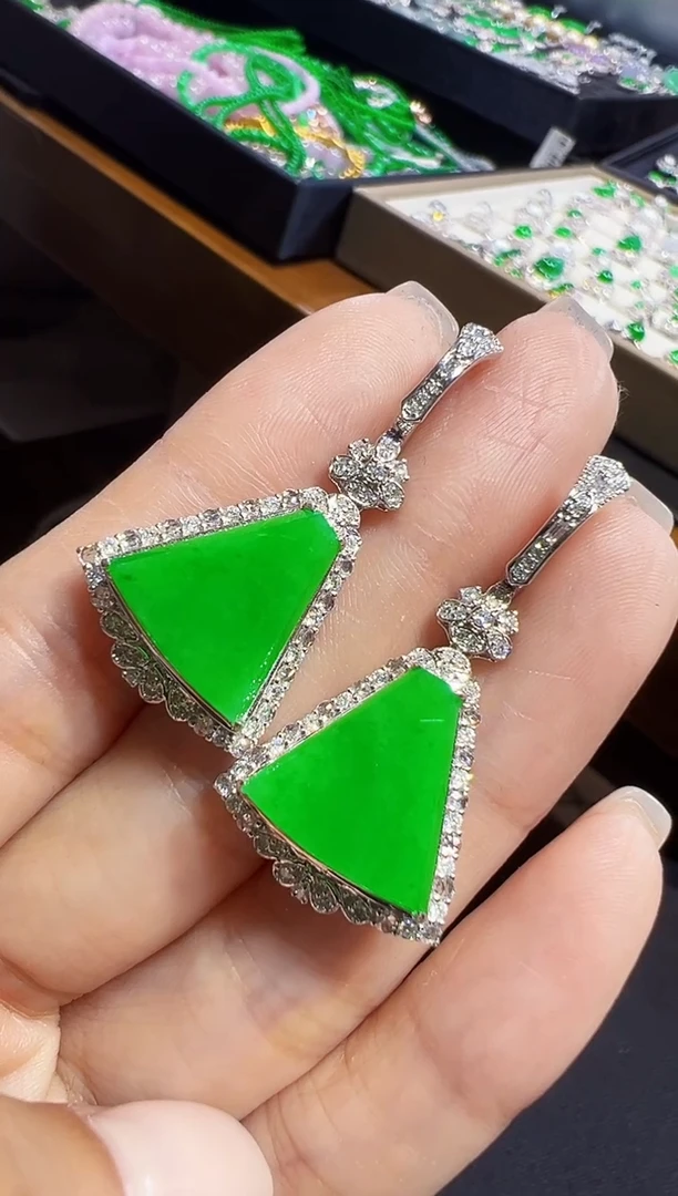 18K金镶嵌翡翠耳饰无事牌