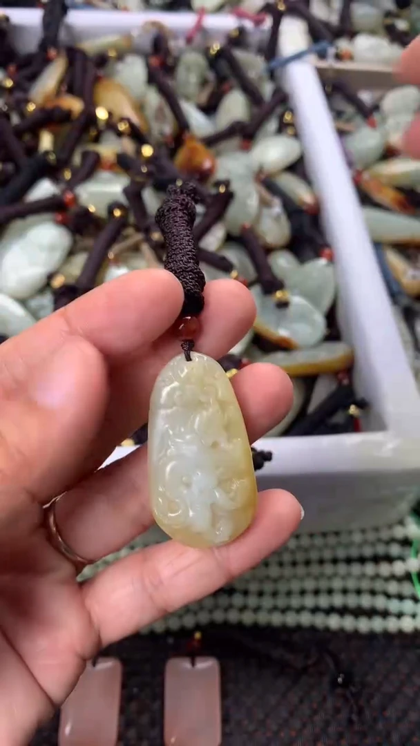 【闪购商品】和田玉颈饰未镶嵌多样性发货没有证书，拍一发一.有瑕