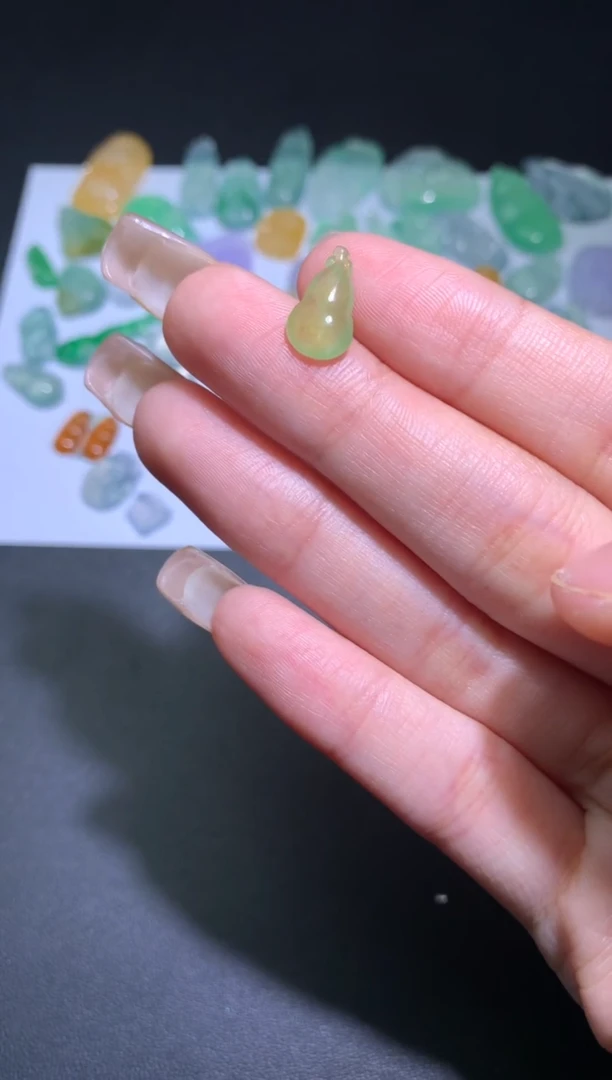 翡翠未镶嵌颈饰葫芦