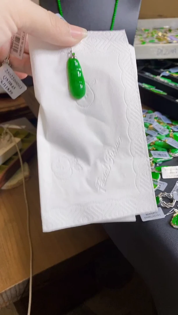 翡翠18K金镶嵌颈饰吊坠