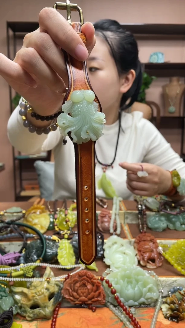 未镶嵌岫玉吊坠多样性发货发其中之一