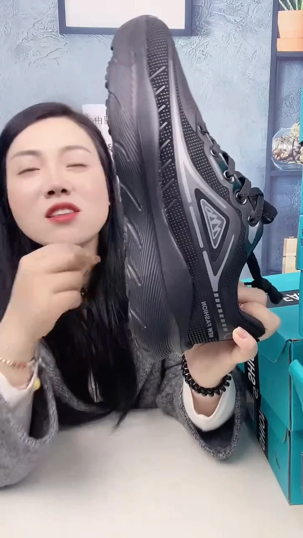 41码 黑灰皮面运动鞋  捡漏