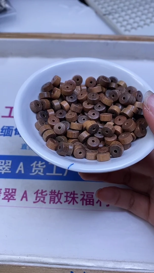 维腊木（绿檀）散珠A1981 绿檀直切4*7mm50个9.8元