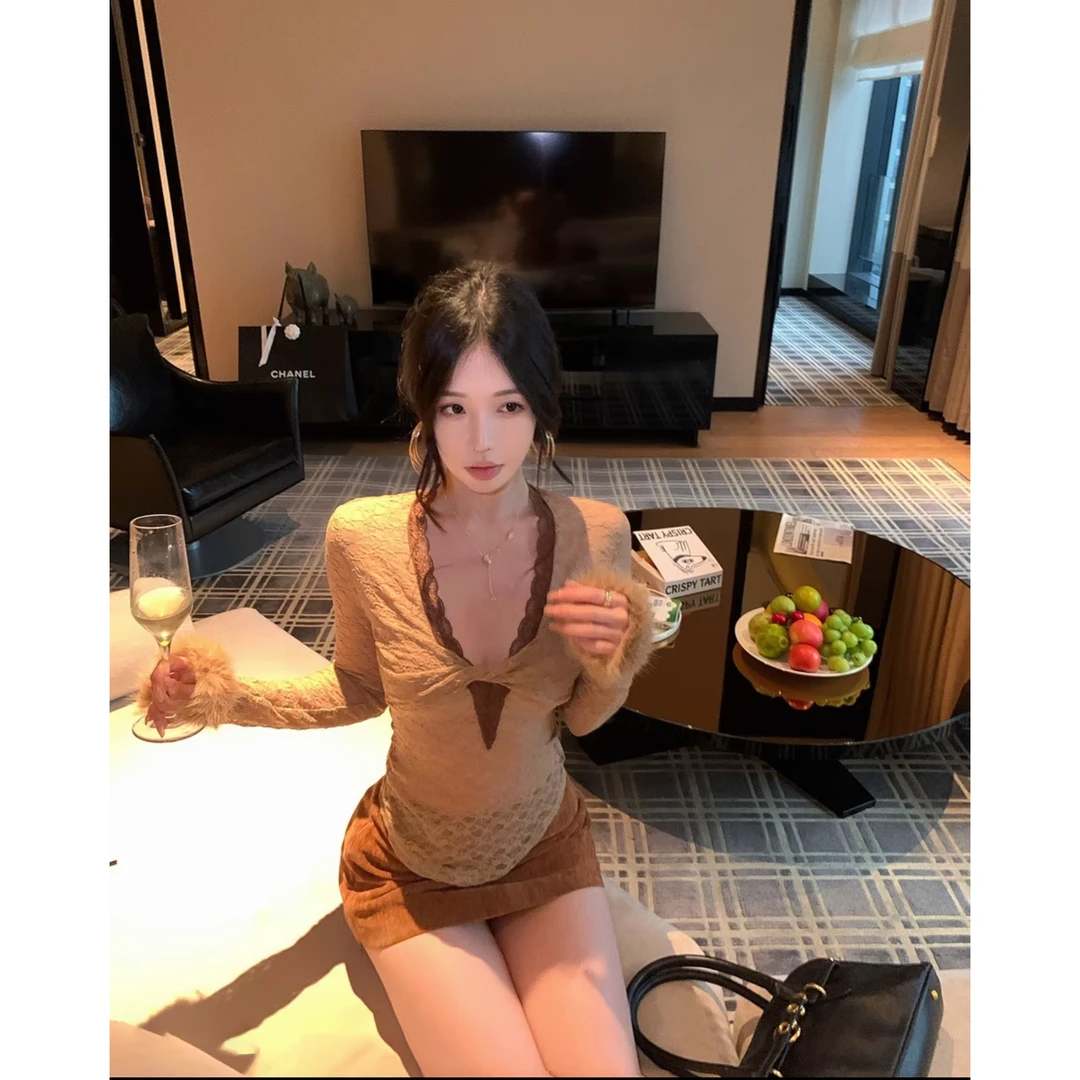 甜辣风蕾丝提花V领扭结修身长袖上衣女秋冬纯欲性感毛毛袖口T恤衫
