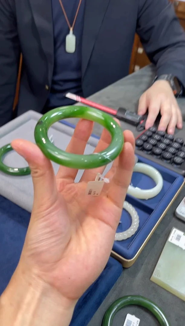 未镶嵌手镯和田玉一个圈口：53-58mm