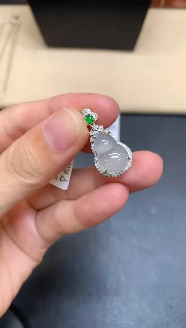 颈饰18K金镶嵌翡翠葫芦【无服务费【24小时鉴赏期】