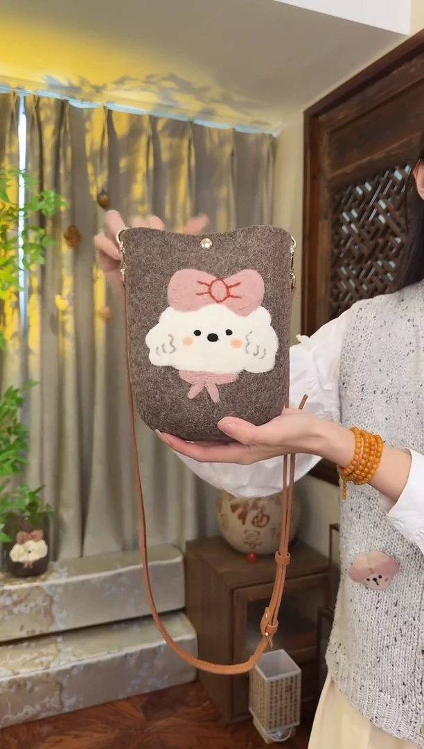 羊毛非遗纯手工包  手机包小狗