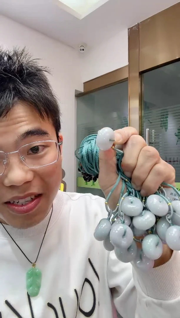 【闪购商品】翡翠吊坠(不含链)未镶嵌多样性发货一件（配绳）