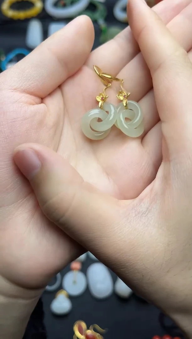 18K金镶嵌和田玉耳饰环环相扣耳钩06