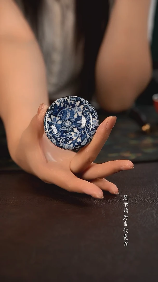 子润窑蓝地茶花曲奇盖置
