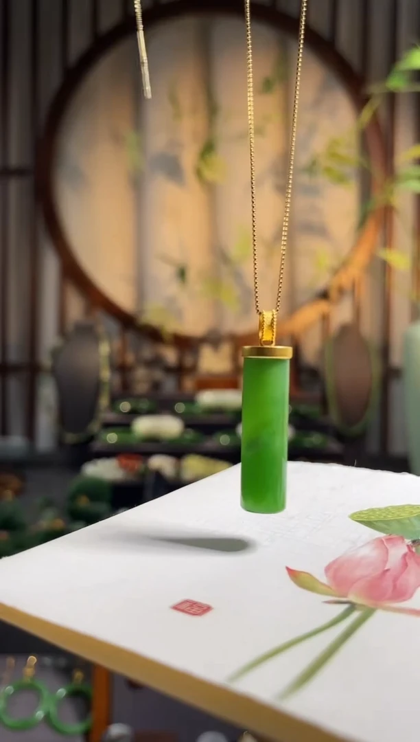 颈饰18K金镶嵌和田玉雨**7，碧玉转运柱