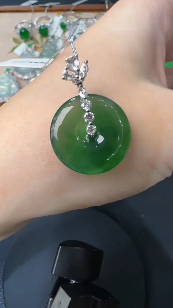 【闪购商品】翡翠吊坠(不含链)18K金镶嵌40